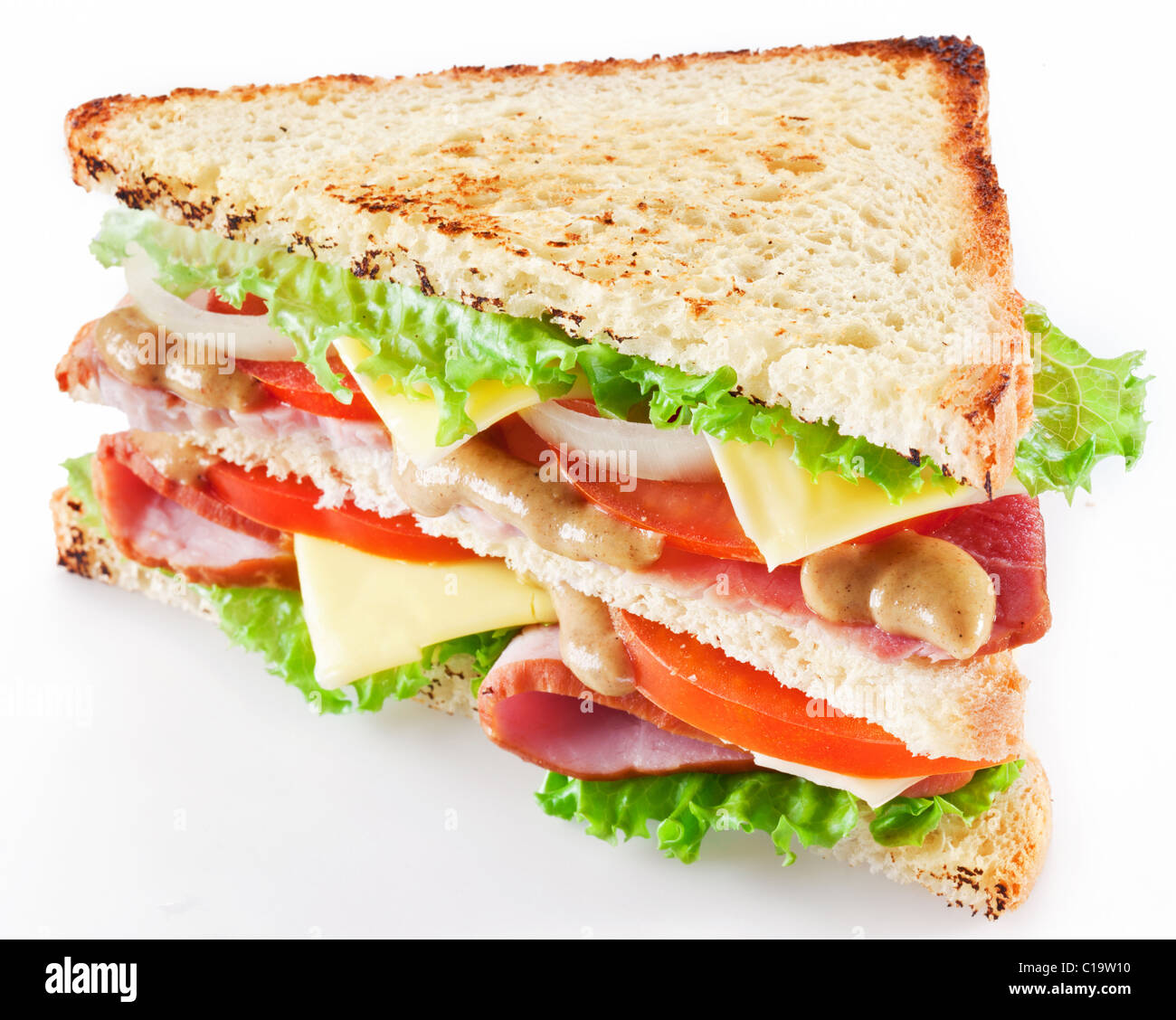 Sandwich con pancetta e verdure su sfondo bianco Foto Stock