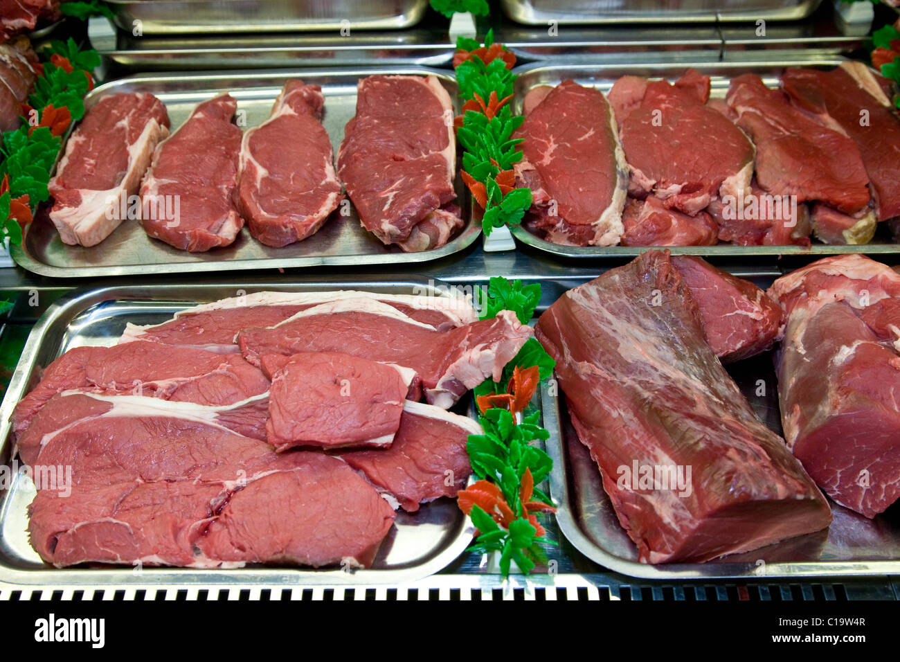 Tagli di carni bovine sul display in un negozio di macellaio Foto Stock