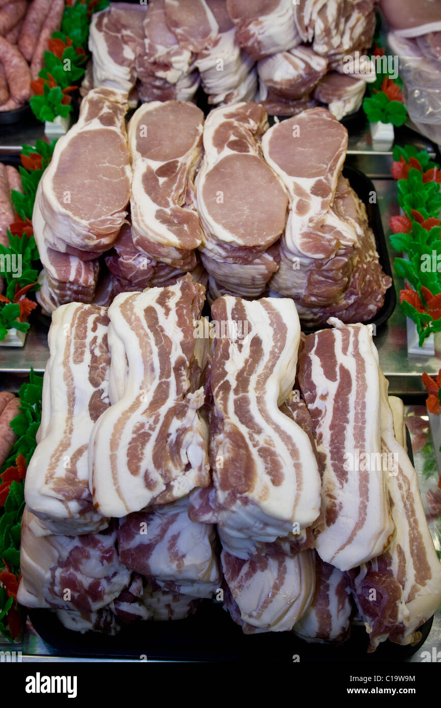 Pancetta sul display in un negozio di macellaio Foto Stock