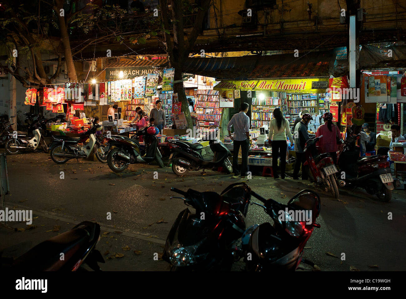 Hanoi la vita in strada dopo il buio, Hanoi, Vietnam Foto Stock