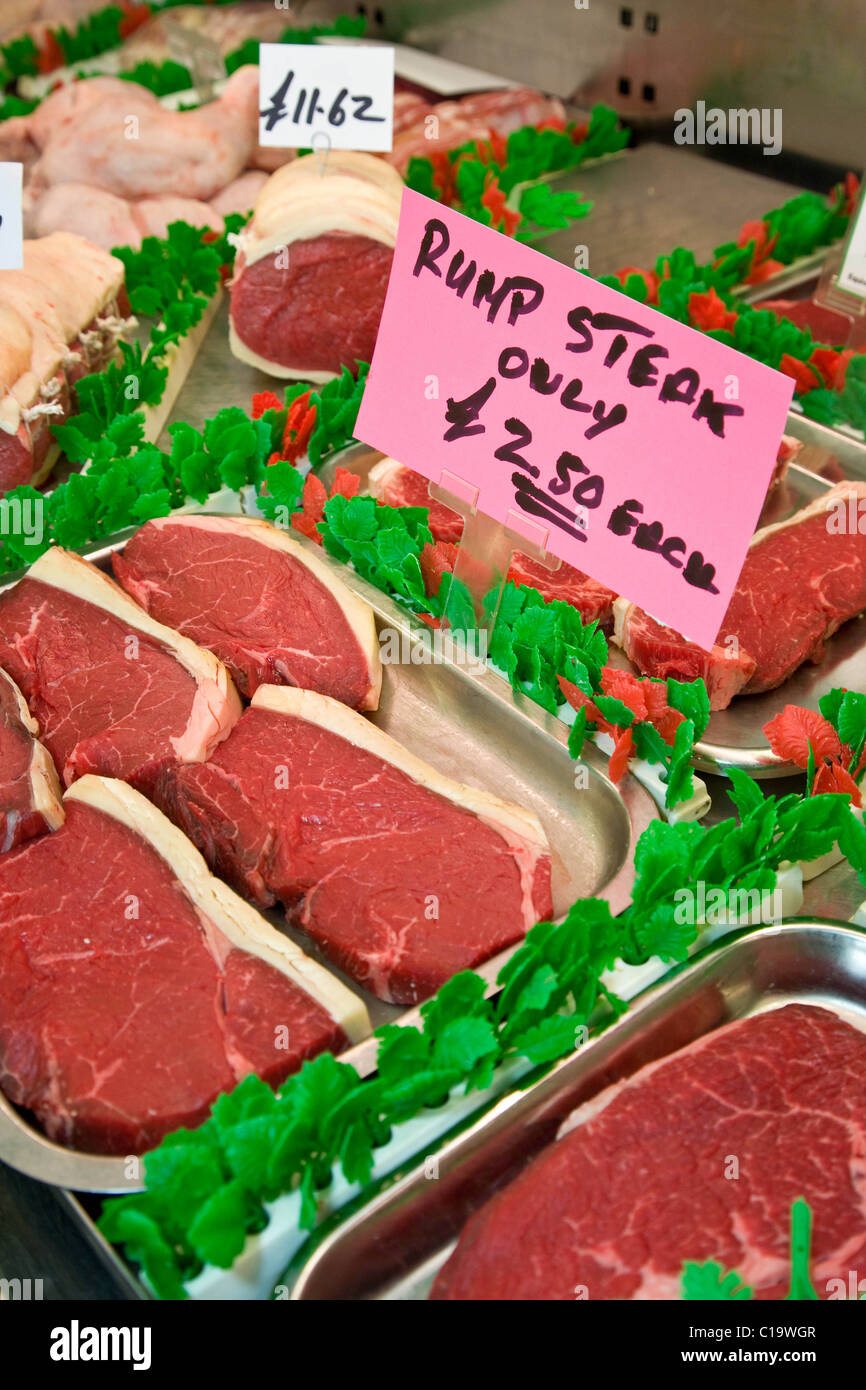 Bistecca di manzo sul display in un negozio di macellaio Foto Stock