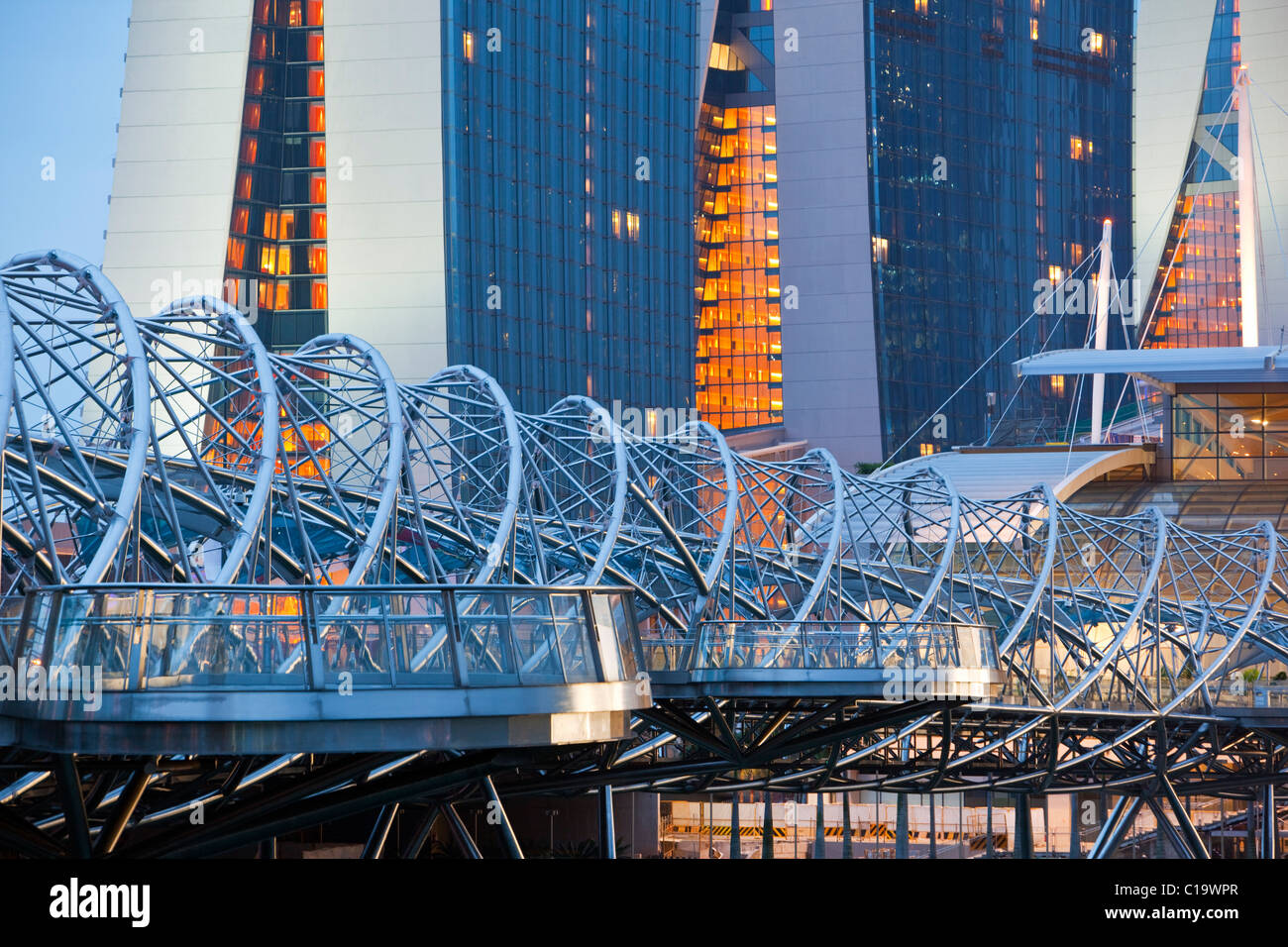 Il ponte di Helix - una passerella pedonale che collega il Marina Bay sands hotel di Marina Centro. Il Marina Bay, Singapore Foto Stock