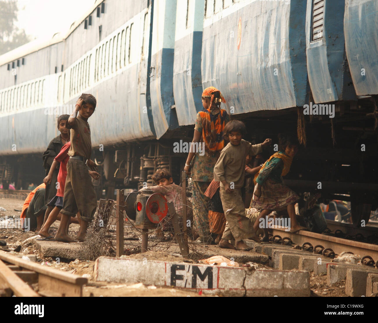 Delle baraccopoli zona bambini stanno giocando al binario ferroviario di New Delhi ( India ) Foto Stock