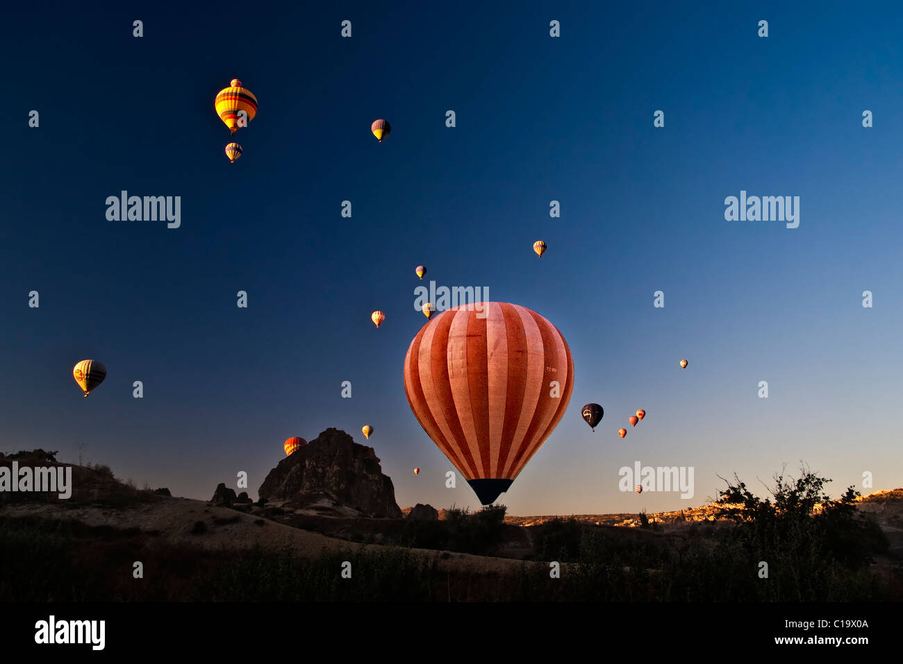 I palloni ad aria calda di prendere il volo a sunrise in Cappadocia Foto Stock