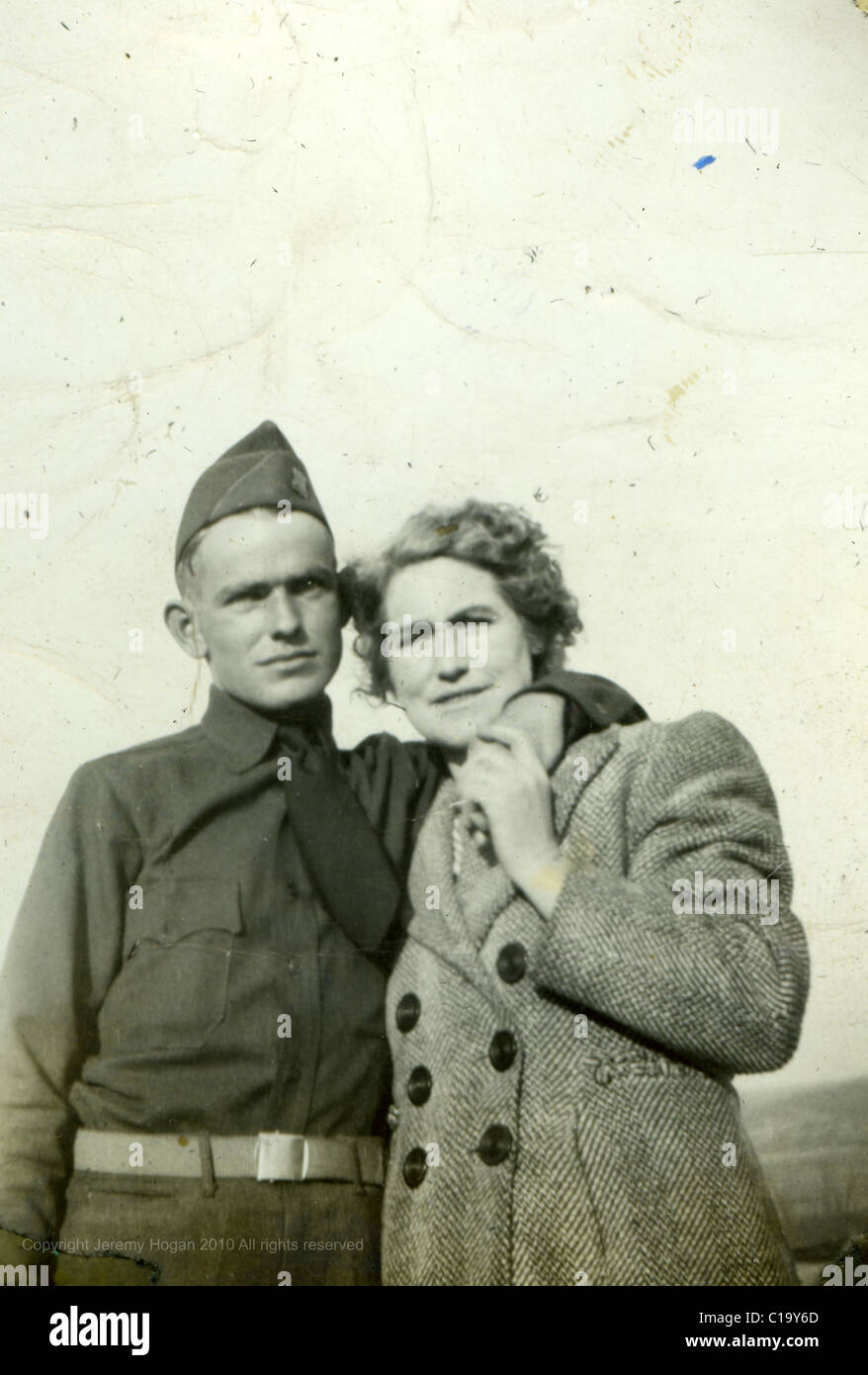 Photobooth ritratto di madre e figlio nella metà degli anni quaranta durante la seconda guerra mondiale era Indiana Marines marine veterano uniforme di moda Foto Stock