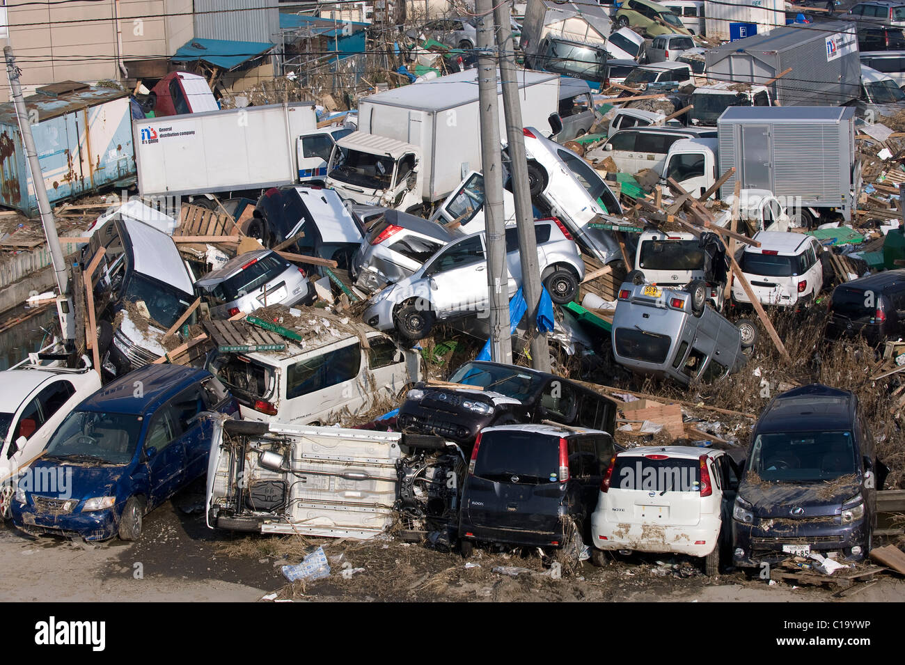 Mostra fotografica di automobili e camion che erano stati spazzati inland dallo tsunami in Giappone il 11 marzo Foto Stock