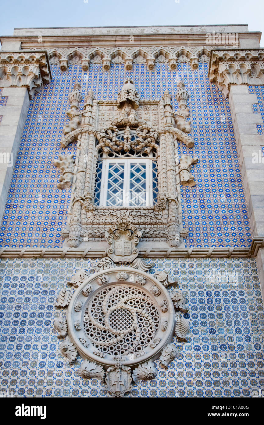 Vista in dettaglio di una finestra di stile manuelino della pena il Palazzo Nazionale, situato sul Sintra, Portogallo. Foto Stock