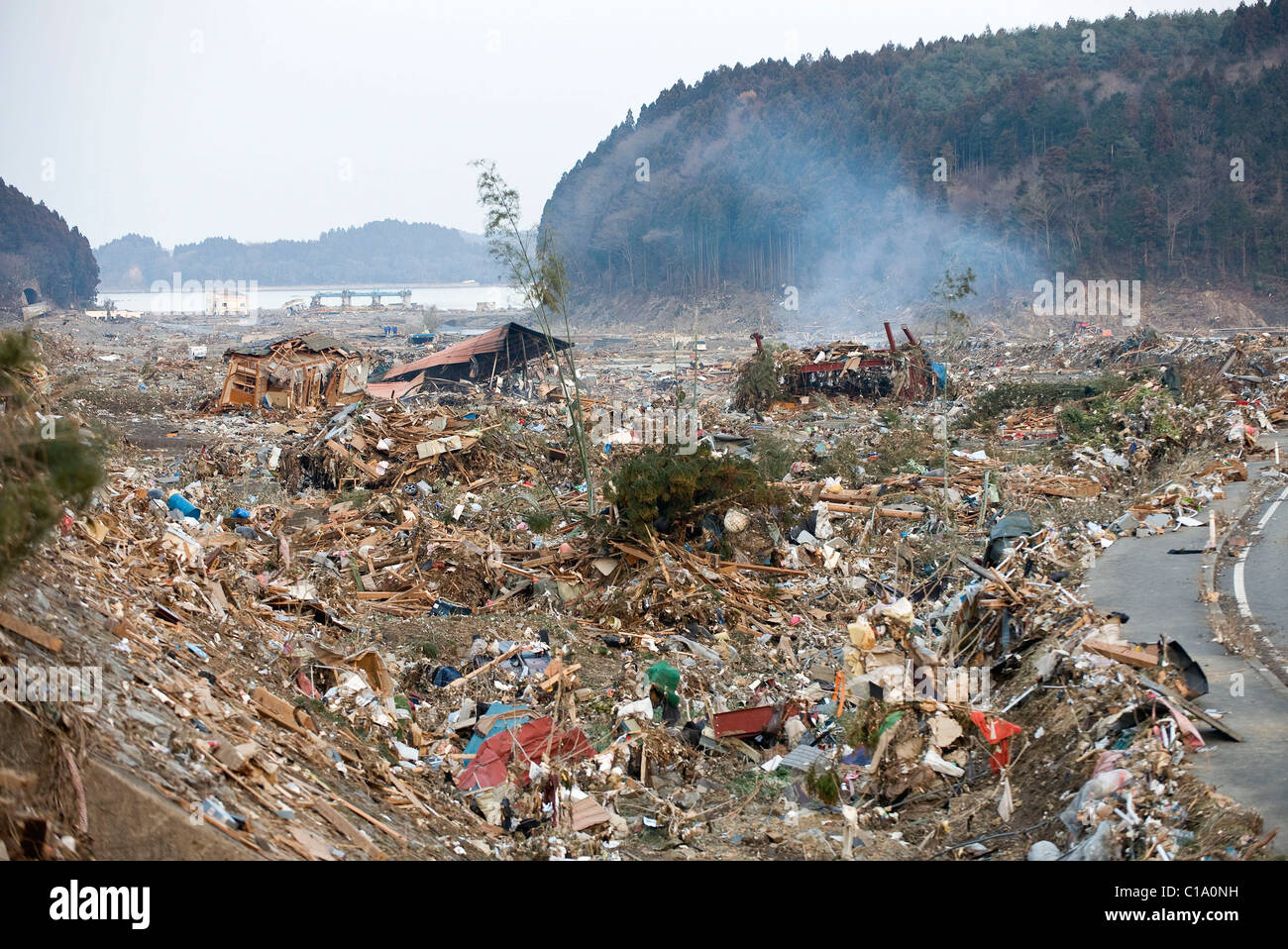 Città costiera appiattito da tsunami in Giappone Foto Stock