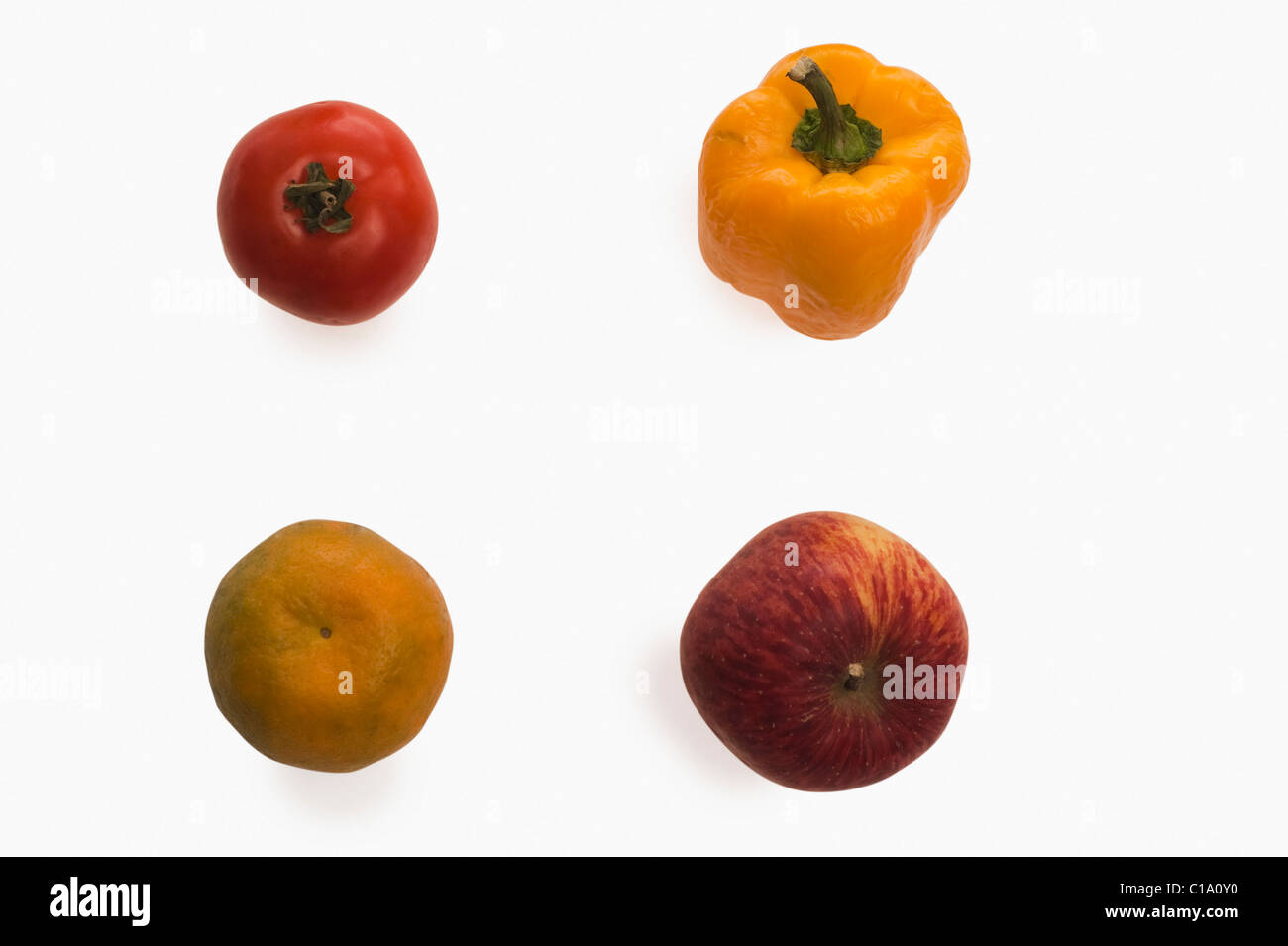 Disposizione dei frutti e verdure su sfondo bianco Foto Stock