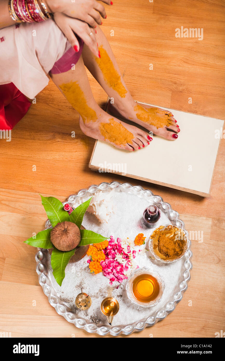 Bassa vista in sezione di una sposa nel tradizionale abito in Bengali con pooja thali Foto Stock