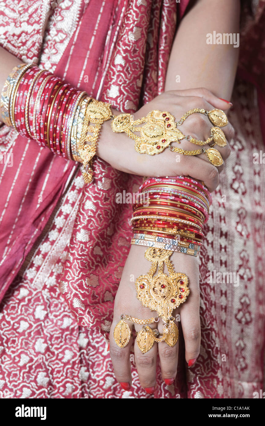 Metà vista in sezione di una sposa nel tradizionale abito in Bengali Foto Stock