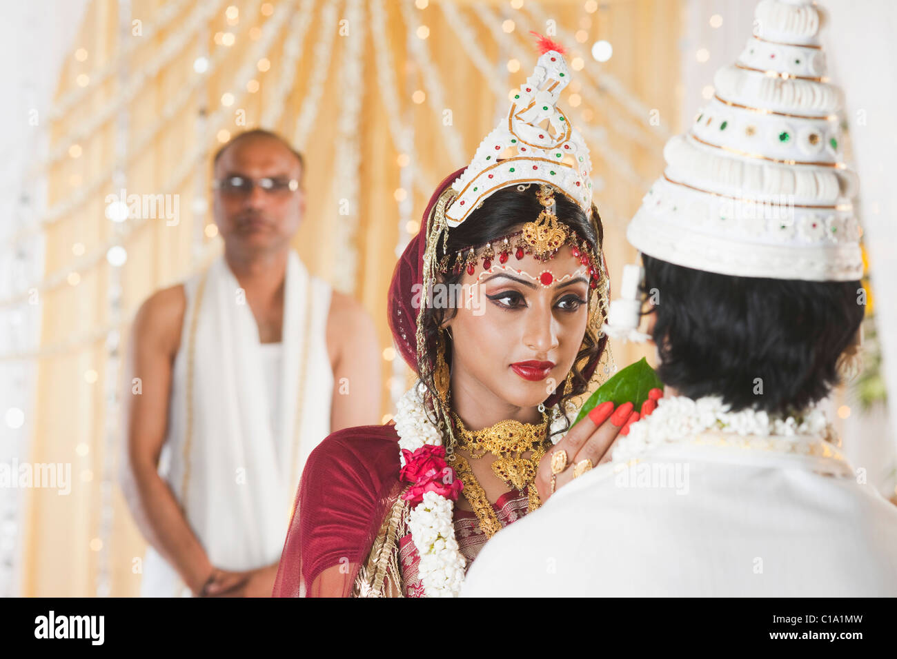 Giovane dando Subho Drishti in lingua bengalese wedding Foto Stock Giovane dando Subho Drishti in lingua bengalese wedding Foto Stock