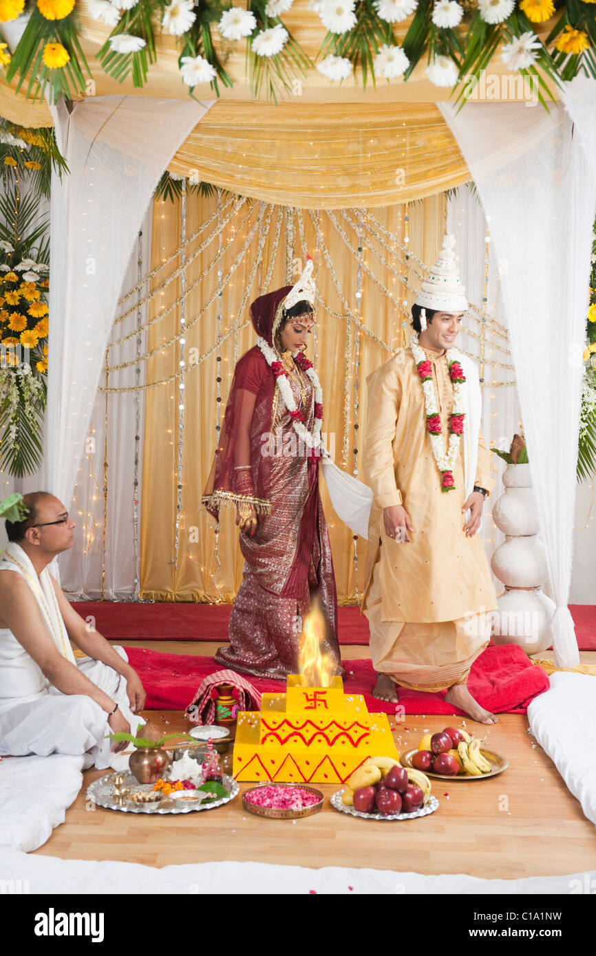 Sacerdote di eseguire Saptapadi cerimonia di nozze in Bengali Foto Stock