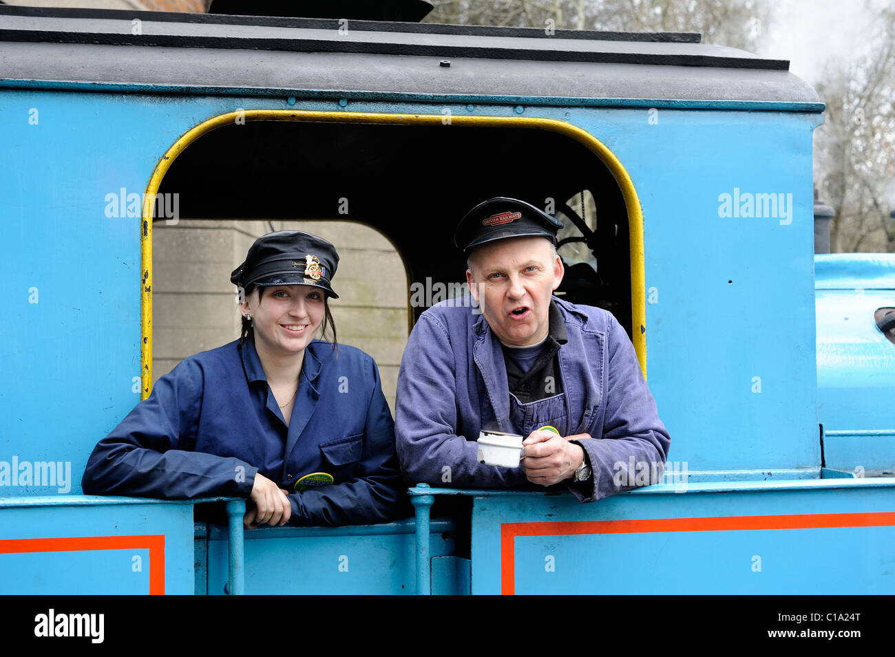 Driver del treno e femmina vigile del fuoco a Midland centro ferroviario Butterley Derbyshire England Regno Unito Foto Stock