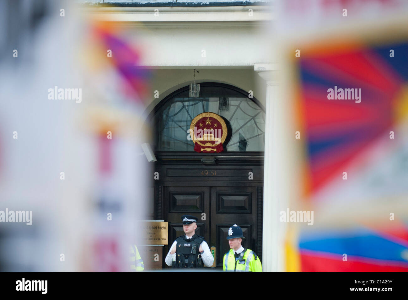 Diverse centinaia di sostenitori di un Free Tibet marzo dalla piazza del Parlamento, Westminster e finito fuori l'ambasciata cinese Foto Stock