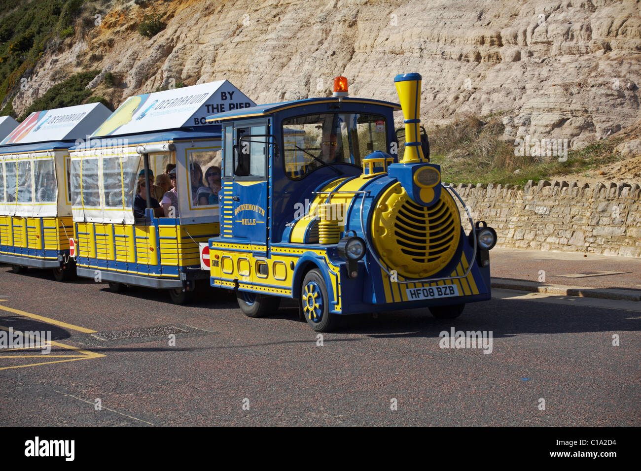 Bournemouth Belle treno terrestre blu e giallo che percorre la passeggiata tra Bournemouth e Boscombe nel Dorset nel Regno Unito a settembre Foto Stock