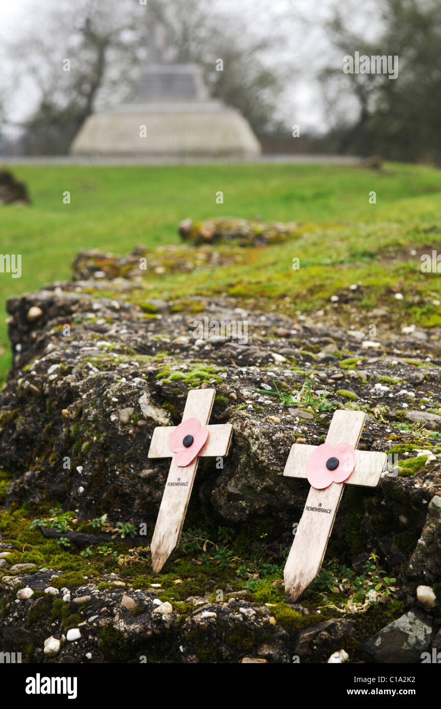 Due 'in ricordo' attraversa con papaveri, in appoggio contro la pietra in Tyne Cot cimitero Foto Stock