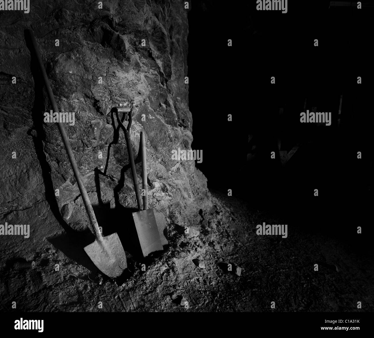 Vecchi strumenti di data mining a sinistra in una miniera Foto Stock