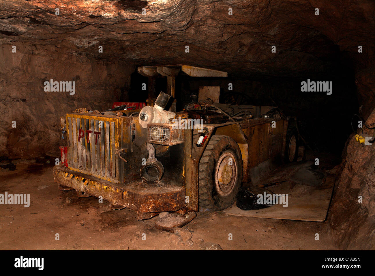 Abbandonate le attrezzature minerarie in una miniera Foto Stock