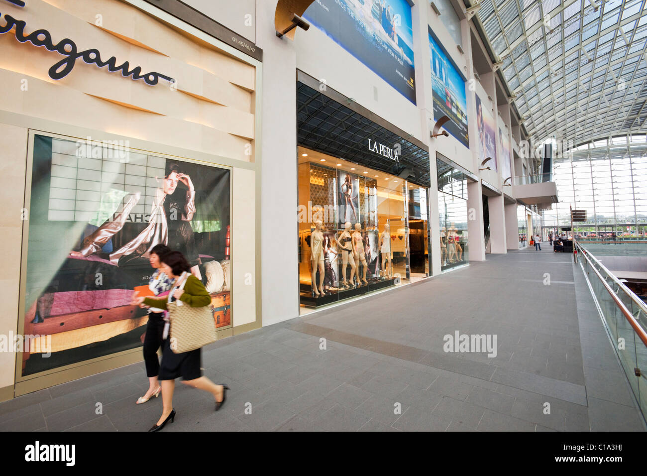 Il Shoppes at Marina Bay Sands - un centro commerciale per lo shopping al Marina Bay Sands Hotel & Casino complessa, Singapore Foto Stock