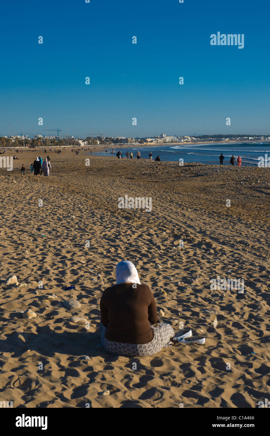 Locale donna musulmana sulla spiaggia di Agadir Souss Marocco del Sud Africa Foto Stock