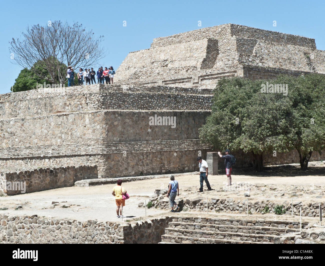 Angoli arrotondati caratterizzare la muratura in pietra della piattaforma del Nord di resti archeologici di antiche zapoteco capitale di Monte Alban Foto Stock