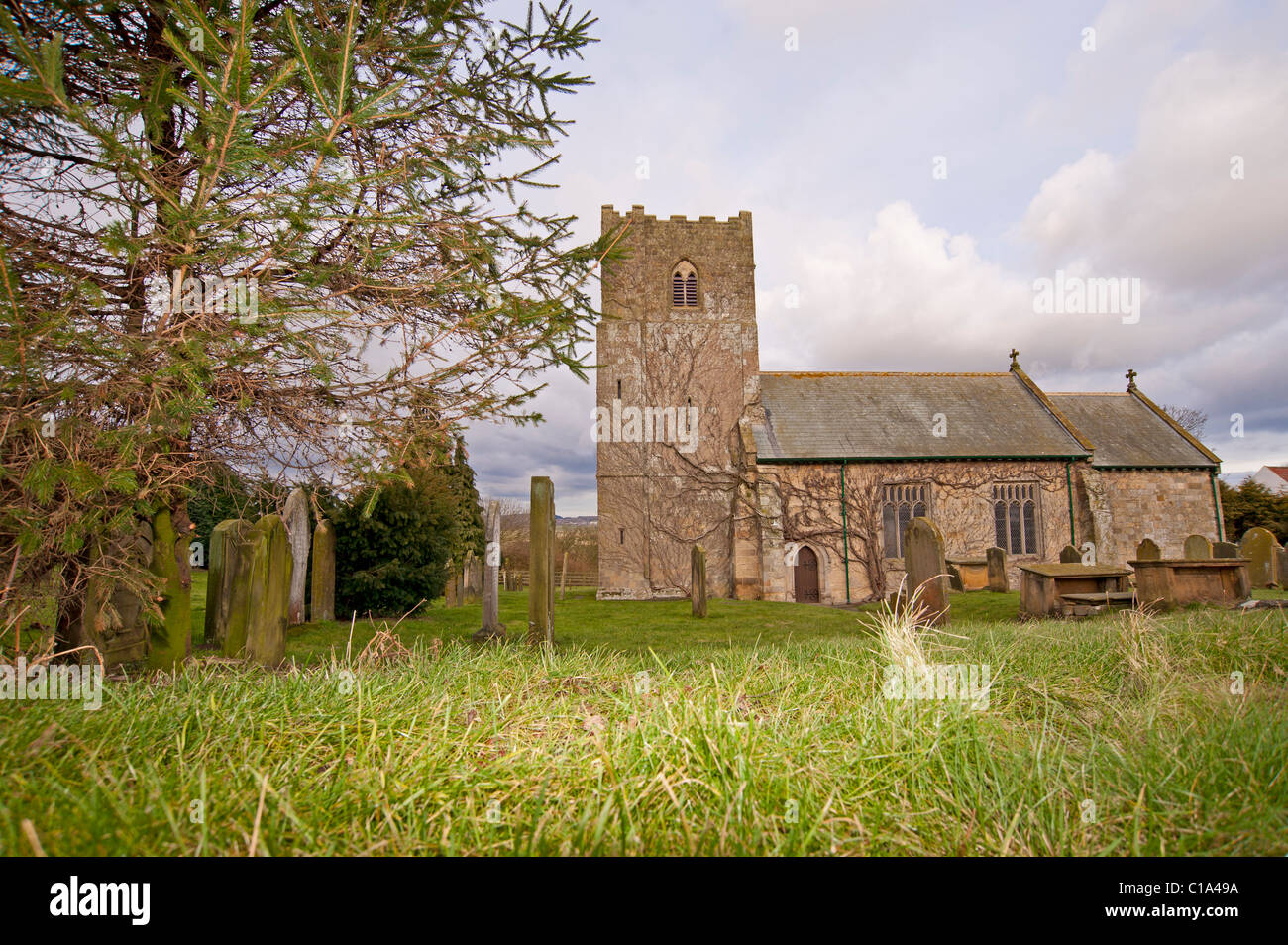 Un tradizionale vecchio villaggio chiesa nella campagna inglese Foto Stock