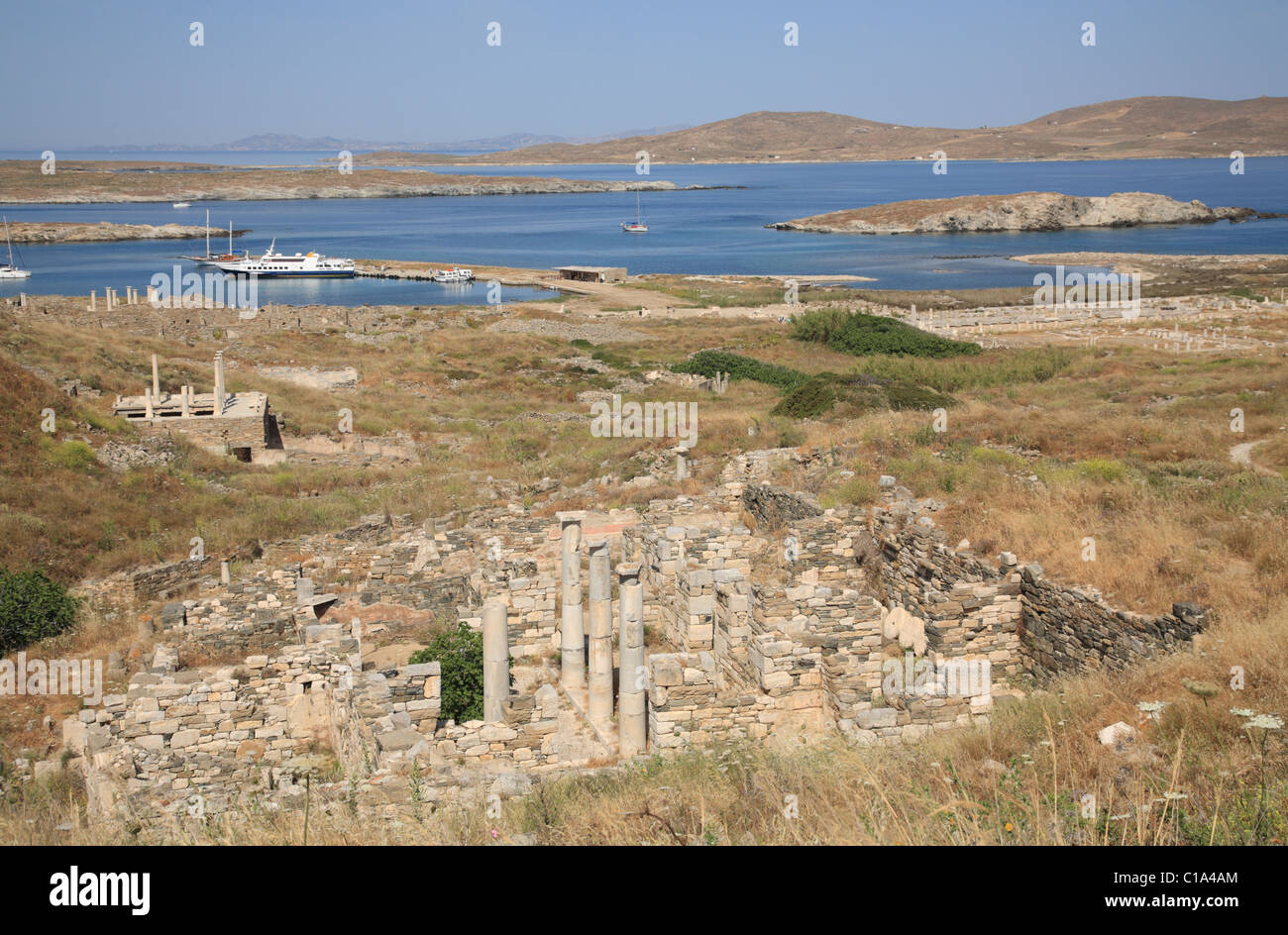 Vista del porto di sacro e santuari agli dèi stranieri dalle pendici inferiori di Mt Kynthos, Delos, Cicladi, Grecia Foto Stock