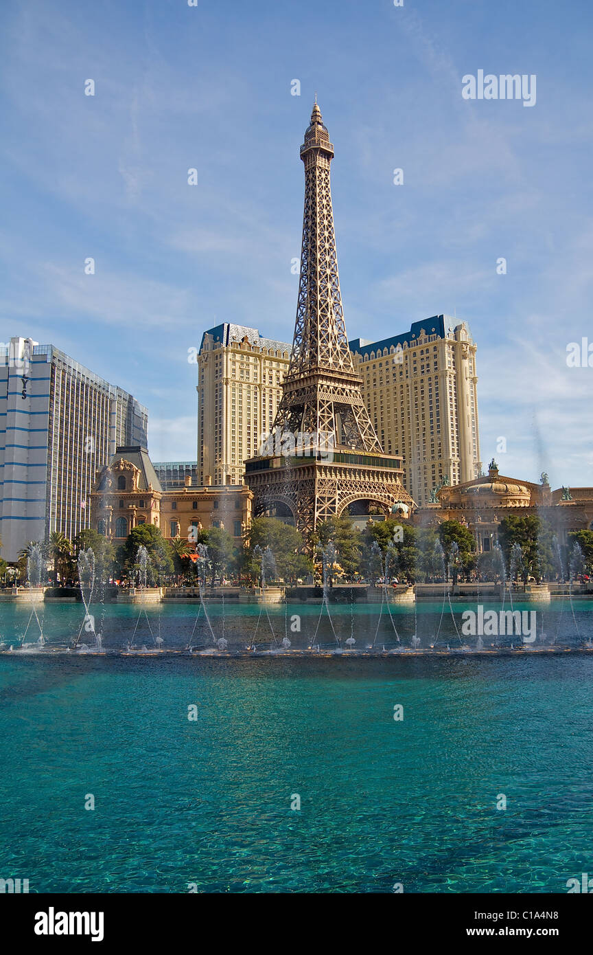 Le fontane del Bellagio, con il Paris Las Vegas Hotel e Casino in background Foto Stock
