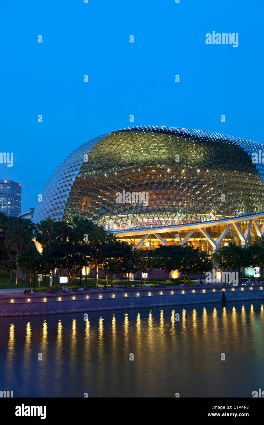 Esplanade - Il Teatro sulla Baia edificio al crepuscolo. Il Marina Bay, Singapore Foto Stock