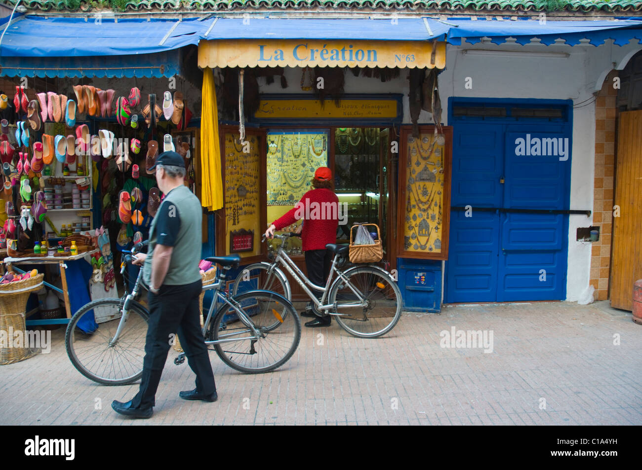 I turisti con le biciclette in Medina città vecchia centrale di essaouira marocco Africa settentrionale Foto Stock