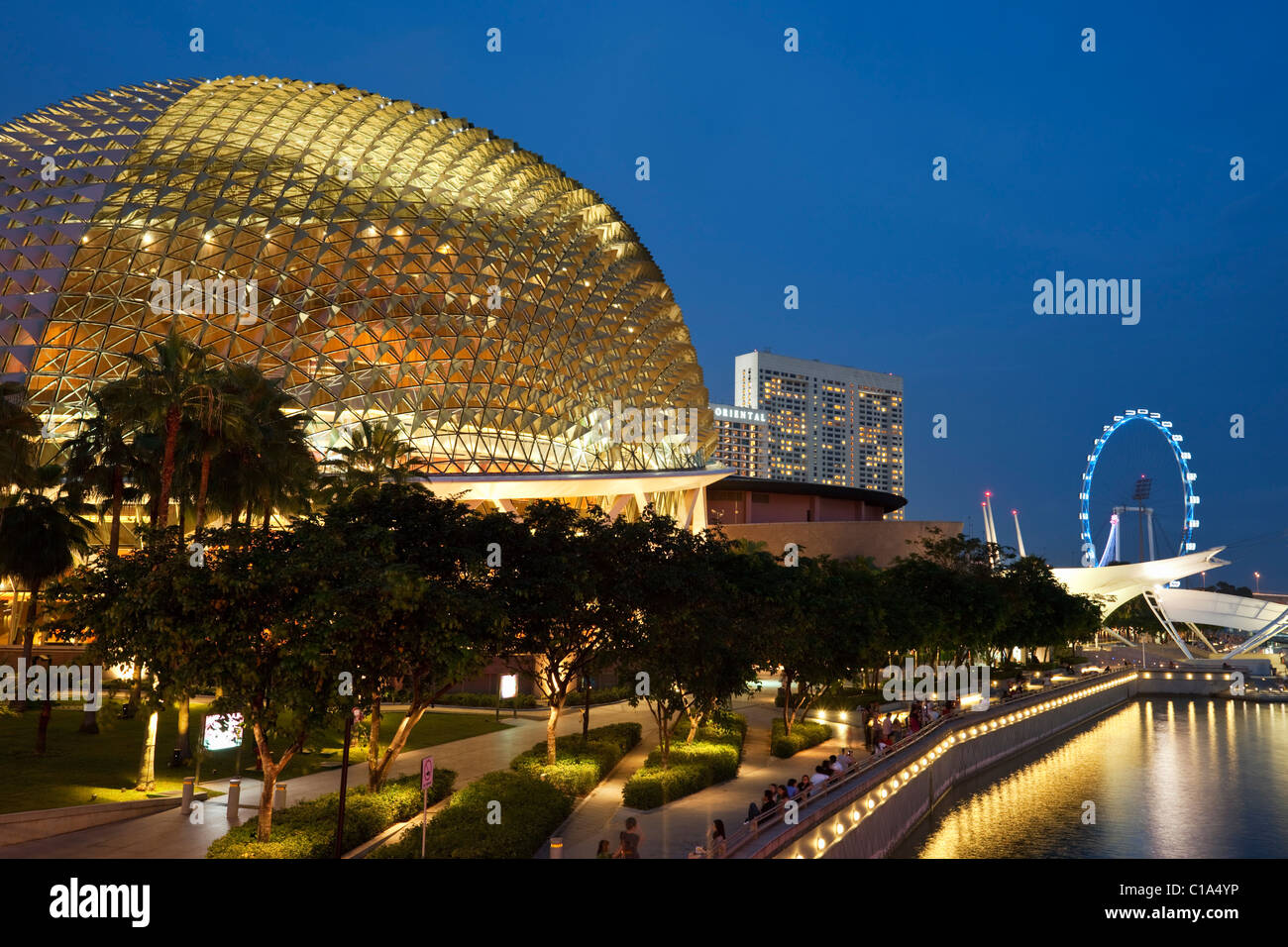 Esplanade - teatri sulla baia di edificio e Singapore Flyer al crepuscolo. Il Marina Bay, Singapore Foto Stock