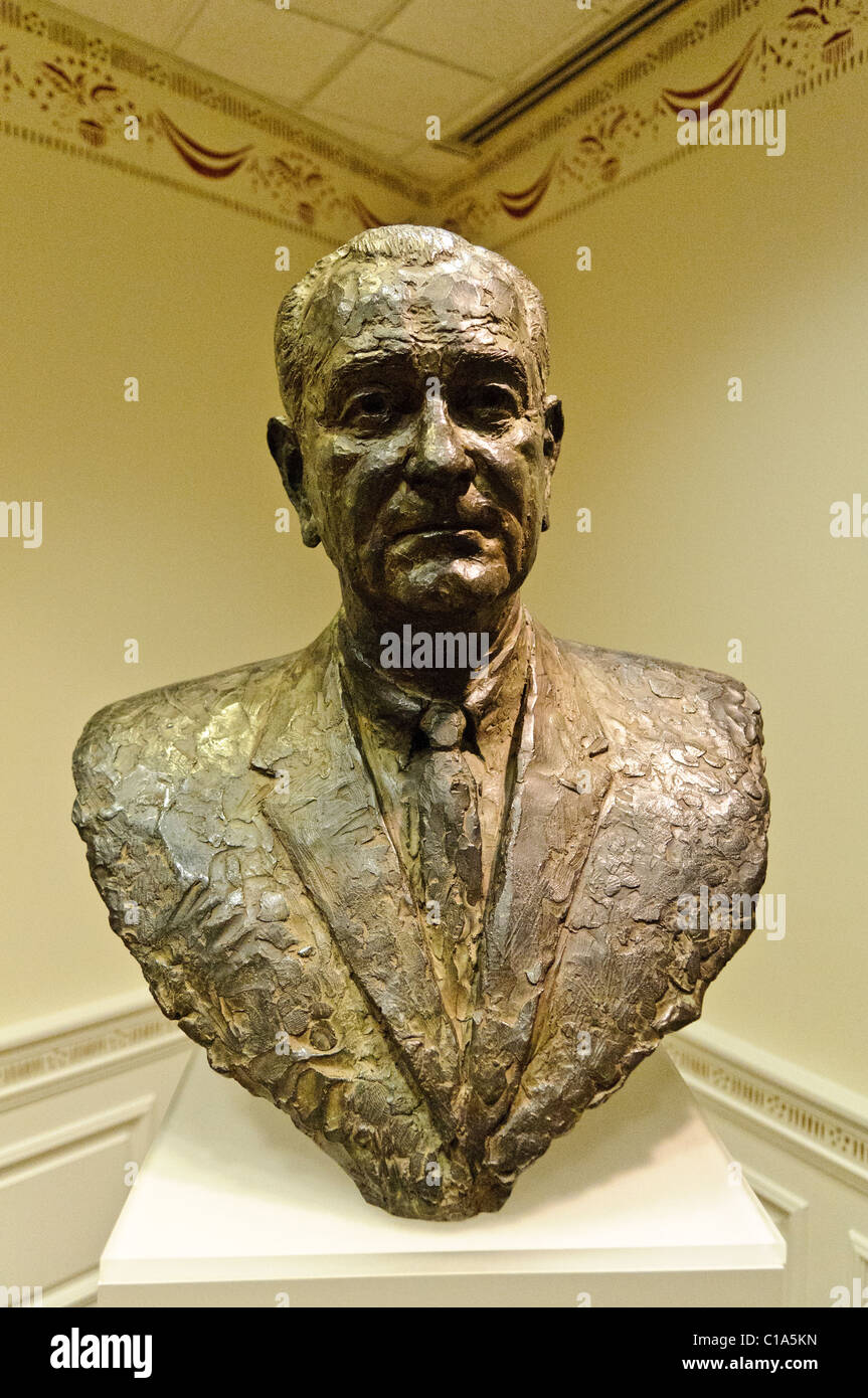 Biblioteca LBJ Lyndon B Johnson Busto in bronzo | AUSTIN, Texas — Busto in bronzo di Lyndon B. Johnson dello scultore Jimilu Mason, esposto alla Biblioteca e Museo LBJ nel campus dell'Università del Texas. Mason ha modellato l'opera dal vivo a partire dal 1960, quando Johnson era leader della maggioranza al Senato, e l'ha completata nel 1966 — tre anni dopo l'inizio della sua presidenza — catturando un volto che era invecchiato attraverso l'escalation del Vietnam. Foto Stock