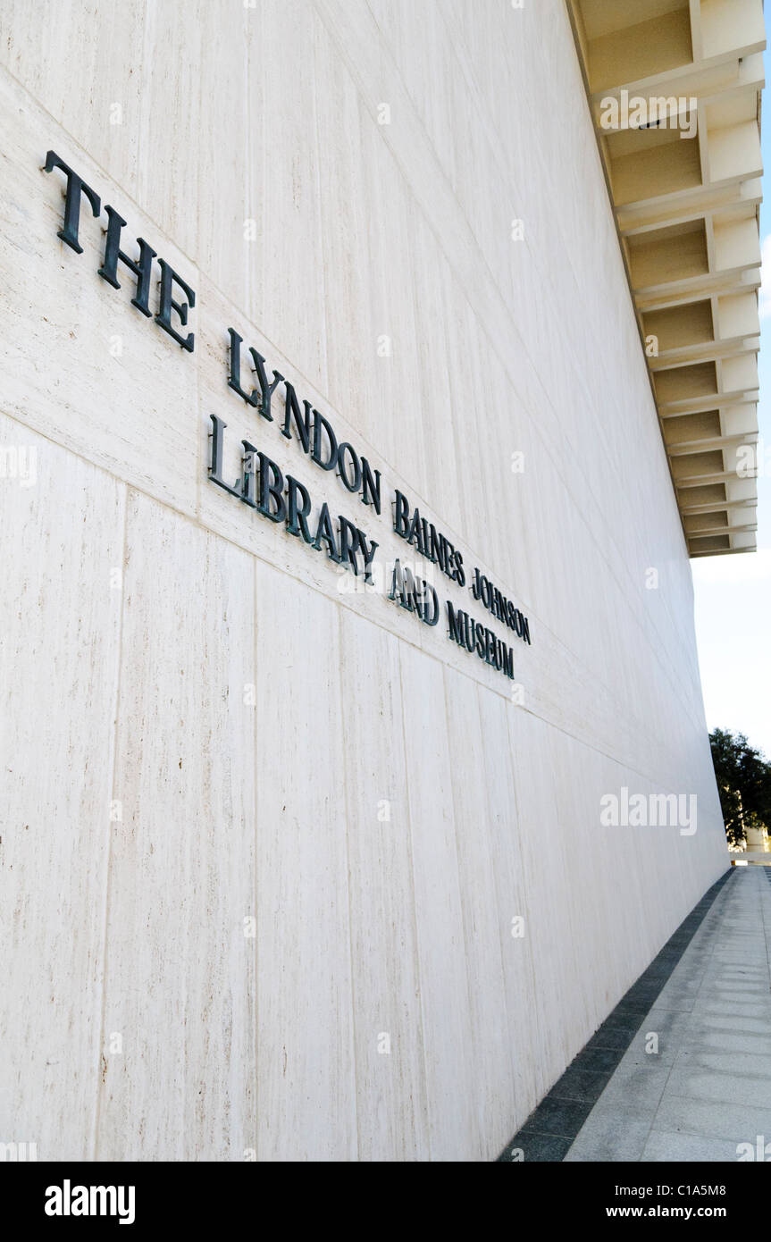Lyndon Baines Johnson Library and Museum Exterior Austin Texas | AUSTIN, Texas — La facciata in travertino della Lyndon Baines Johnson Library and Museum nel campus dell'Università del Texas, con il caratteristico sporgione in cemento a cassettoni dell'edificio visibile in alto a destra. Progettato dall'architetto Gordon Bunshaft di Skidmore, Owings & Merrill e aperto nel 1971, il blocco in travertino brutalista contiene circa 45 milioni di pagine di documenti storici — una delle più grandi collezioni di qualsiasi biblioteca presidenziale negli Stati Uniti. Foto Stock