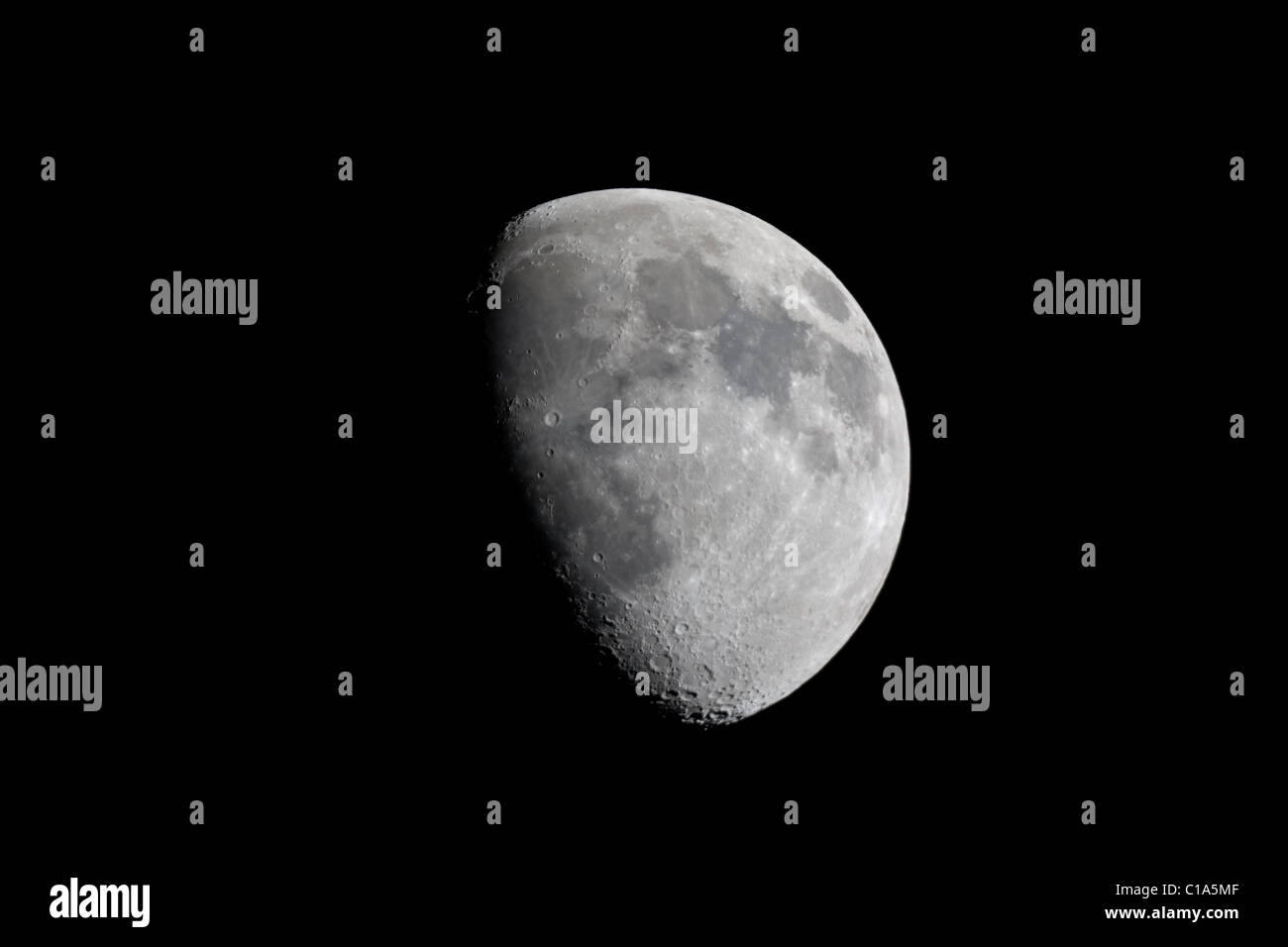 Effettiva vista fotografico della ceratura gibbous luna presa al primo fuoco attraverso un 8 pollici di riflettore newtoniano telescopio. Foto Stock
