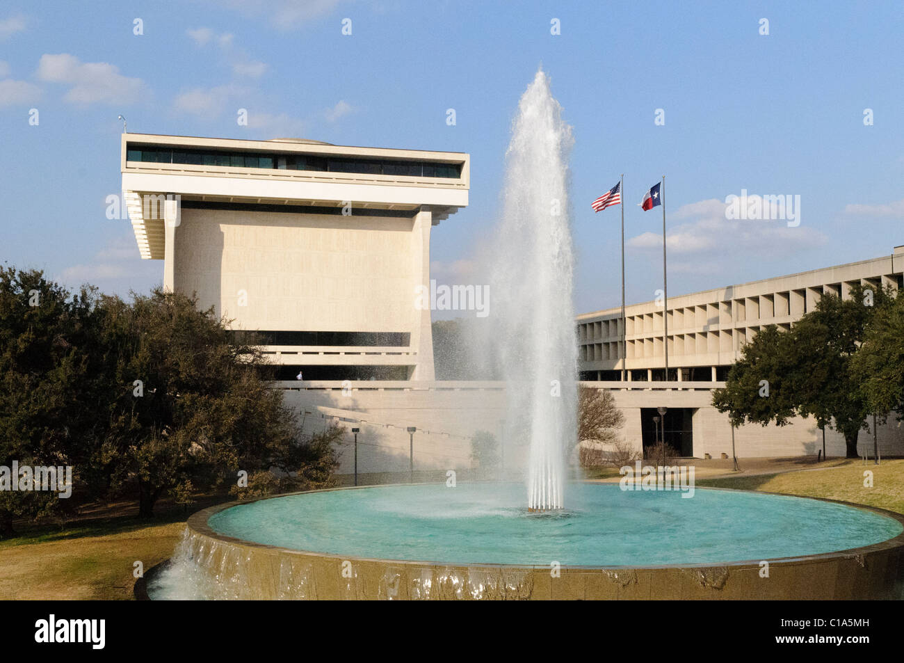 AUSTIN, Texas - Esterno della LBJ Library e Museo del campus del Regno del Texas ad Austin, TX. Un governo federale facility operando come parte del National Archives e Records Administration (NARA), la biblioteca ospita un archivio dei documenti del Presidente Lyndon B. Johnson's administration. Anche il palazzo è un museo dedicato al presidente Johnson che è gestito dalla Fondazione DI LBJ. Dedicato nel maggio 1971, l'edificio è di stile brutalist di architettura. Foto Stock