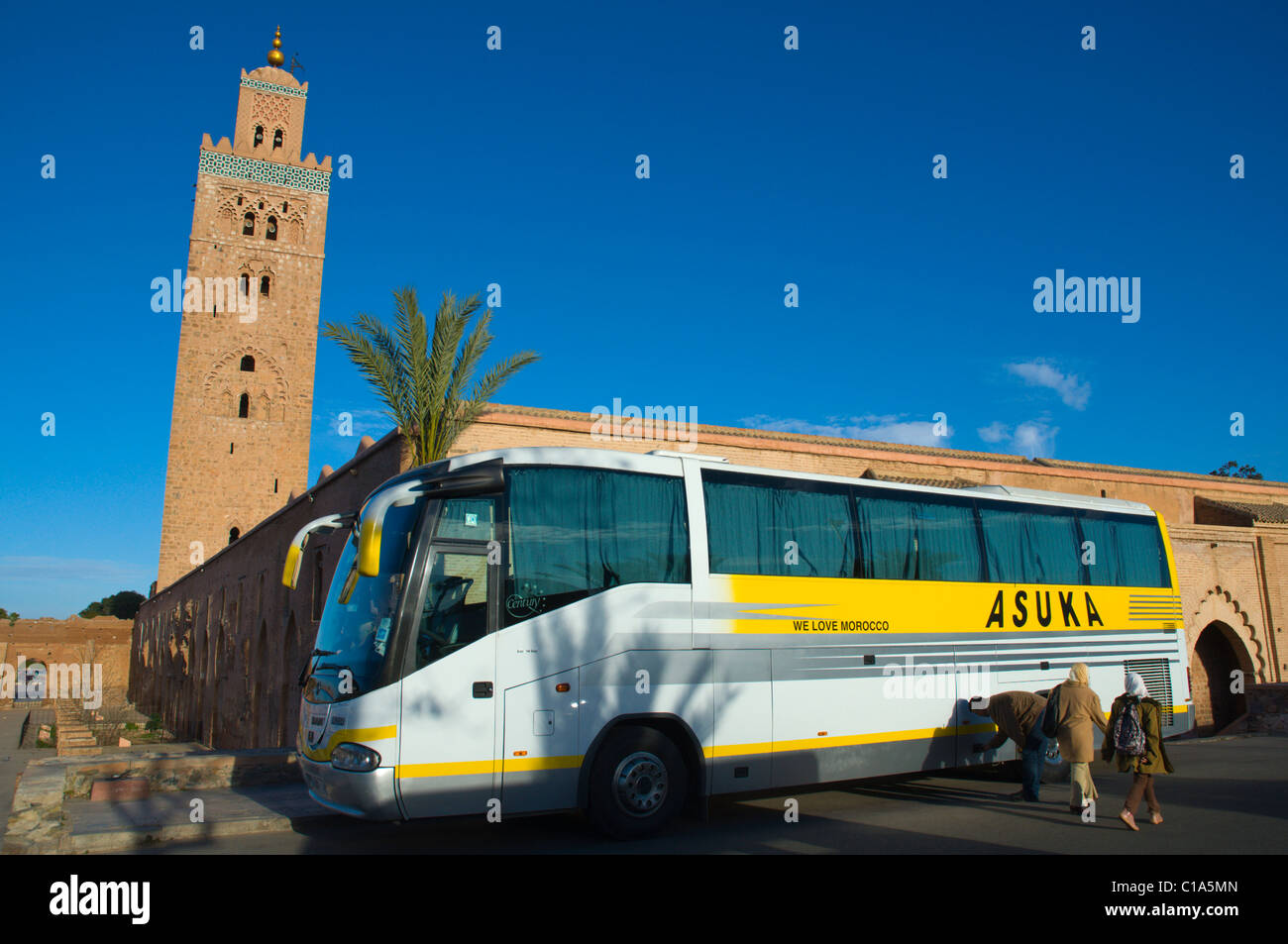 Autobus turistico nella parte anteriore della moschea di Koutoubia centrale centrale di Marrakech Marocco Africa Foto Stock