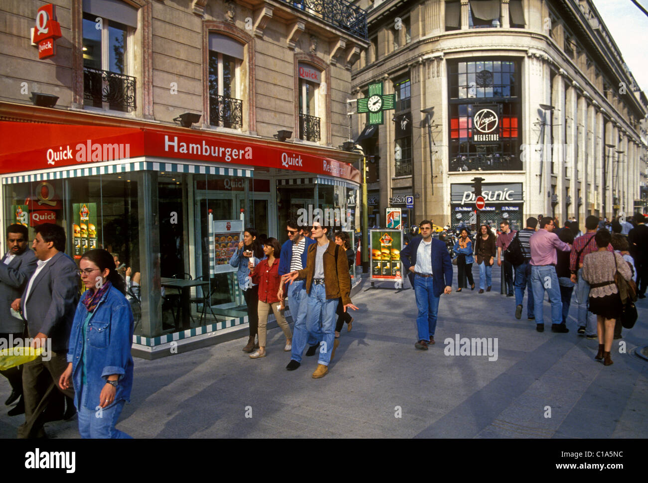 Il popolo francese, turisti, a piedi, passeggiando, Avenue des Champs-Elysees, la città di Parigi e dell' Ile-de-France, Francia, Europa Foto Stock