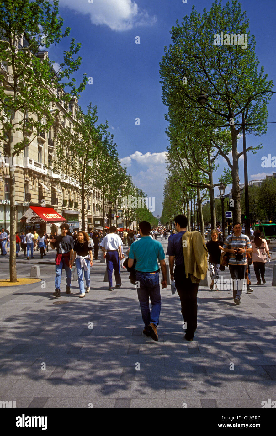 Il Popolo Francese Turisti A Piedi Passeggiando Lungo La Avenue Des Champs Elysees Ai Campi Elisi Parigi Ile De France Francia Europa Foto Stock Alamy