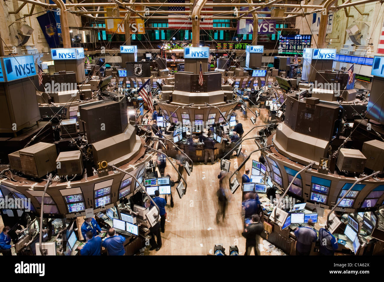 Guardando verso il basso con il trading floor della Borsa di New York a Wall Street. Foto Stock