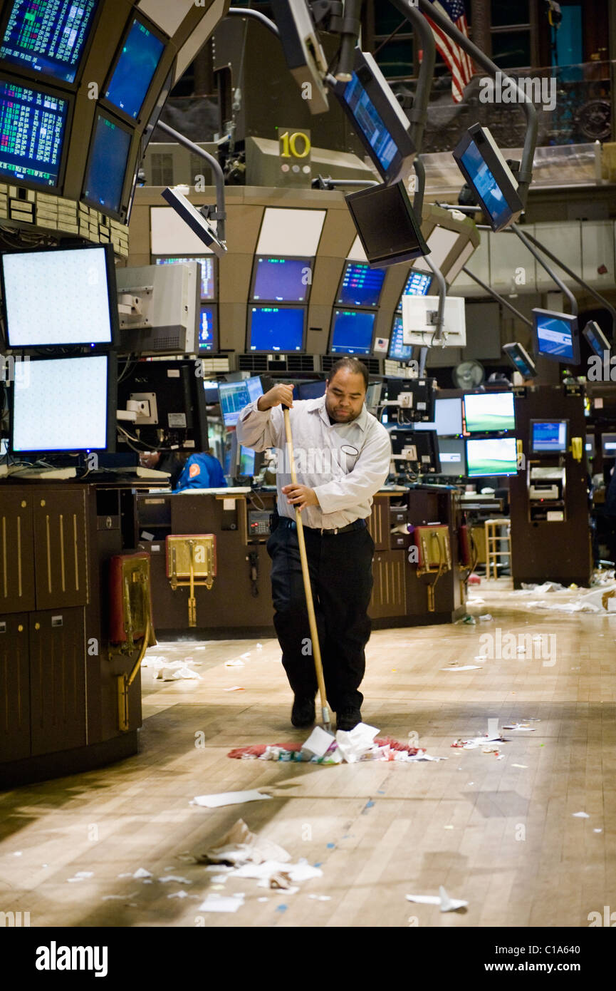 Il bidello spazza il pavimento del New York Stock Exchange dopo un lento giorno di negoziazione. Foto Stock