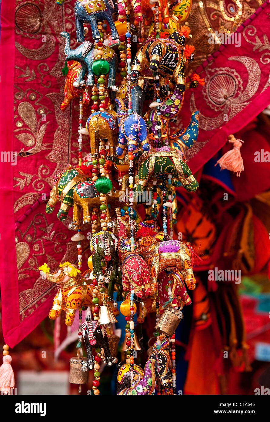 Lo spagnolo artigianato tessile souvenir, mercato di El Rastro, Madrid, Spagna Foto Stock