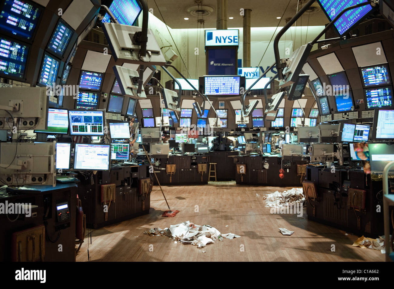 Il vuoto di trading floor del NYSE dopo che il mercato ha chiuso. Foto Stock