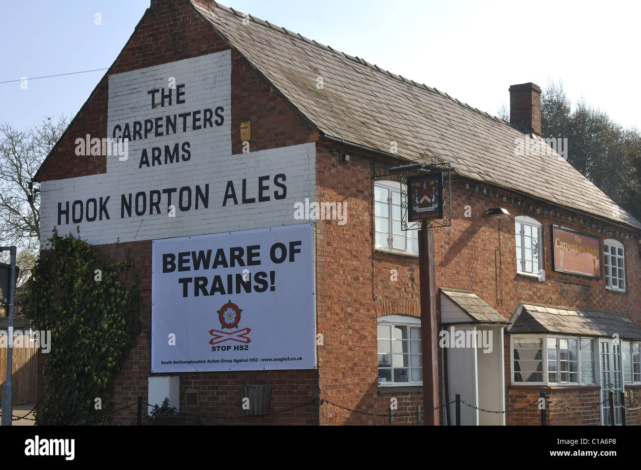 Poster contro HS2 rail link su falegnami Arms pub, Boddington inferiore, Northamptonshire, England, Regno Unito Foto Stock