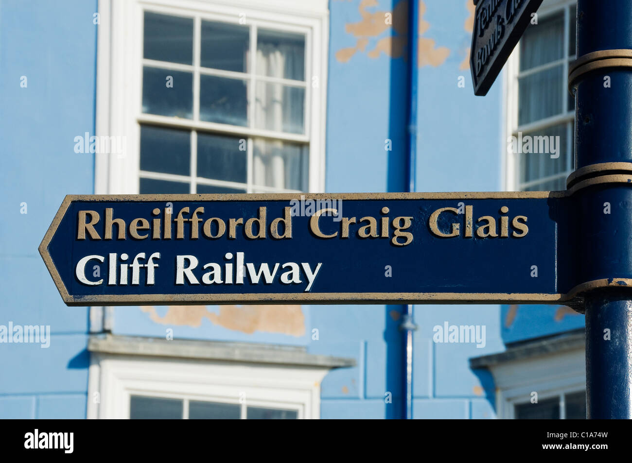 Vicino alle indicazioni per le informazioni turistiche che indicano Cliff Railway Aberystwyth Cardioganshire MID Wales UK Regno Unito GB Gran Bretagna Foto Stock