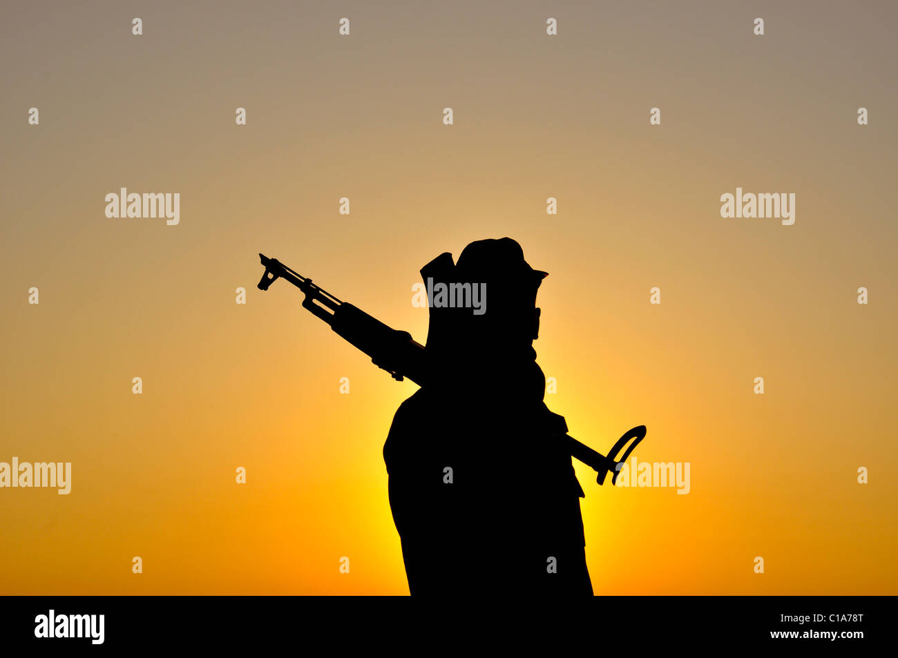 Silhouette di indiani il personale di sicurezza che porta pistola Foto Stock