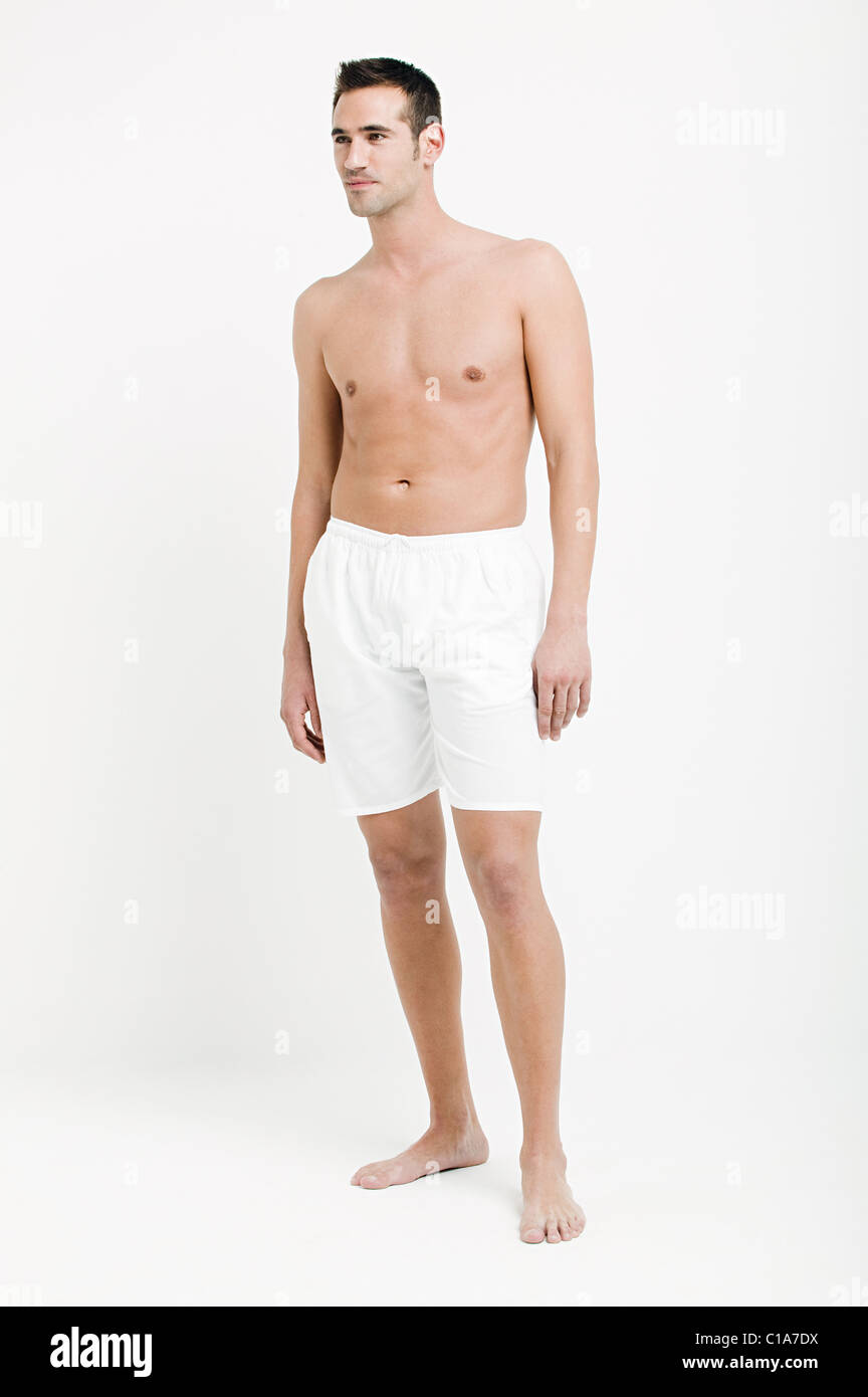 Ritratto di giovane uomo che indossa boxer bianco shorts Foto Stock