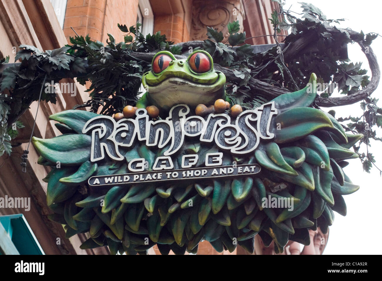 Un segno pubblicità il Rainforest Café su Leicester Square Londra Inghilterra Foto Stock