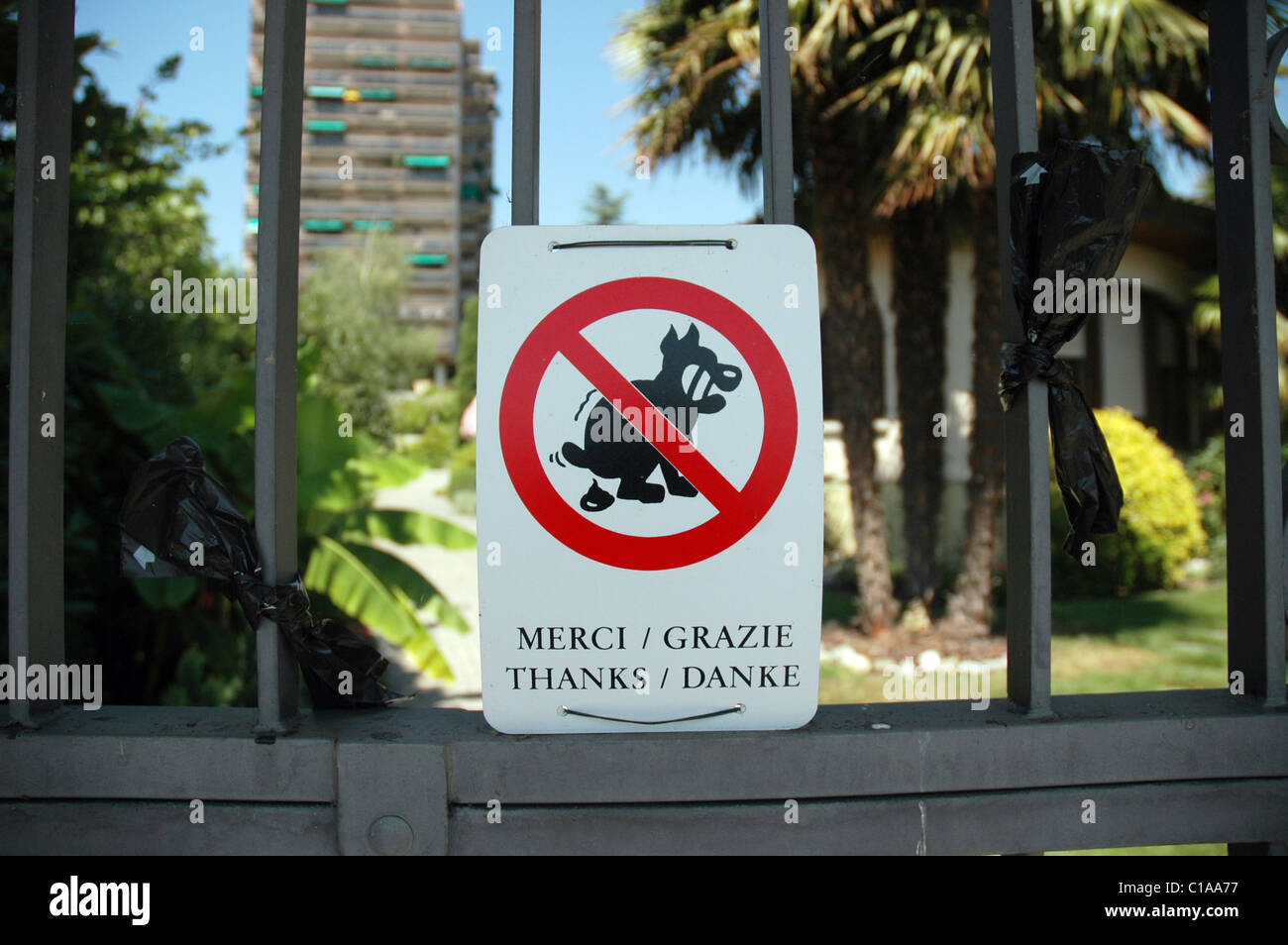 Divertente n. dog poo segno sulle ringhiere a Montreux in Svizzera. Foto Stock