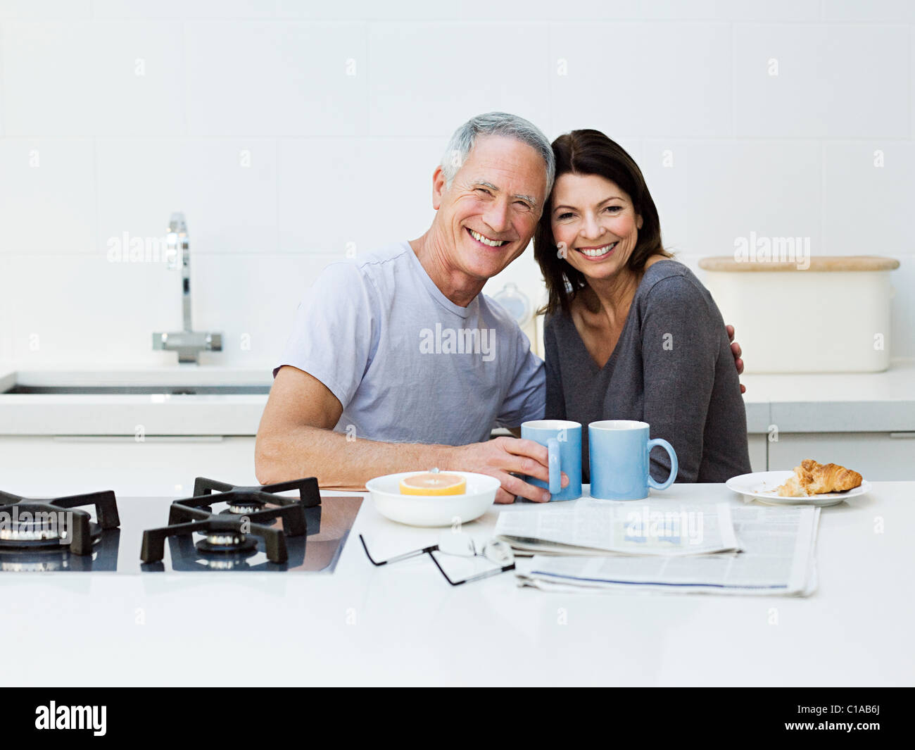 Coppia matura con prima colazione Foto Stock